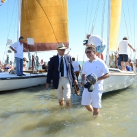 Foto Nicoloro G. 15/08/2016 Cervia ( Ravenna ) Ventiquattresima edizione di ' Cervia, la spiaggia ama il libro ', manifestazione che culmina il giorno di Ferragosto con il tradizionale sbarco degli scrittori sulla spiaggia a bordo di antiche imbarcazioni. nella foto gli scrittori Davide Giacalone, a sinistra, e Marcello Simoni.