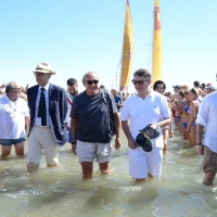 Foto Nicoloro G. 15/08/2016 Cervia ( Ravenna ) Ventiquattresima edizione di ' Cervia, la spiaggia ama il libro ', manifestazione che culmina il giorno di Ferragosto con il tradizionale sbarco degli scrittori sulla spiaggia a bordo di antiche imbarcazioni. nella foto da sinistra gli scrittori Davide Giacalone, Beppe Boni, vicedirettore de Il Resto del Carlino, Roberto Balzani e Marcello Simoni.