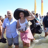 Foto Nicoloro G. 15/08/2016 Cervia ( Ravenna ) Ventiquattresima edizione di \' Cervia, la spiaggia ama il libro \', manifestazione che culmina il giorno di Ferragosto con il tradizionale sbarco degli scrittori sulla spiaggia a bordo di antiche imbarcazioni. nella foto la scrittrice Antonella Boralevi presente con il libro \' Gli uomini e l\' amore \' sbarca con il presidente dei Sommeliers italiani Terenzio Medri.