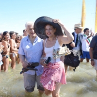 Foto Nicoloro G. 15/08/2016 Cervia ( Ravenna ) Ventiquattresima edizione di \' Cervia, la spiaggia ama il libro \', manifestazione che culmina il giorno di Ferragosto con il tradizionale sbarco degli scrittori sulla spiaggia a bordo di antiche imbarcazioni. nella foto la scrittrice Antonella Boralevi, presente con il libro \' Gli uomini e l\' amore \' sbarca con il presidente dei Sommeliers italiani Terenzio Medri.