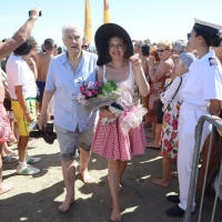 Foto Nicoloro G. 15/08/2016 Cervia ( Ravenna ) Ventiquattresima edizione di ' Cervia, la spiaggia ama il libro ', manifestazione che culmina il giorno di Ferragosto con il tradizionale sbarco degli scrittori sulla spiaggia a bordo di antiche imbarcazioni. nella foto la scrittrice Antonella Boralevi, presente con il libro ' Gli uomini e l' amore ' sbarca con il presidente dei Sommeliers italiani Terenzio Medri.