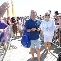 Foto Nicoloro G. 15/08/2016 Cervia ( Ravenna ) Ventiquattresima edizione di ' Cervia, la spiaggia ama il libro ', manifestazione che culmina il giorno di Ferragosto con il tradizionale sbarco degli scrittori sulla spiaggia a bordo di antiche imbarcazioni. nella foto il comico Maurizio Ferrini presente con il libro ' O No ? '.
