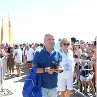 Foto Nicoloro G. 15/08/2016 Cervia ( Ravenna ) Ventiquattresima edizione di ' Cervia, la spiaggia ama il libro ', manifestazione che culmina il giorno di Ferragosto con il tradizionale sbarco degli scrittori sulla spiaggia a bordo di antiche imbarcazioni. nella foto il comico e scrittore Maurizio Ferrini presente con il libro ' O No ?'.