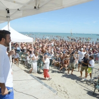 Foto Nicoloro G. 15/08/2016 Cervia ( Ravenna ) Ventiquattresima edizione di ' Cervia, la spiaggia ama il libro ', manifestazione che culmina il giorno di Ferragosto con il tradizionale sbarco degli scrittori sulla spiaggia a bordo di antiche imbarcazioni. nella foto il sindaco di Cervia Luca Coffari interviene dal palco.