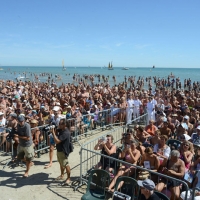 Foto Nicoloro G. 15/08/2016 Cervia ( Ravenna ) Ventiquattresima edizione di ' Cervia, la spiaggia ama il libro ', manifestazione che culmina il giorno di Ferragosto con il tradizionale sbarco degli scrittori sulla spiaggia a bordo di antiche imbarcazioni. nella foto la spiaggia affolata di turisti e bagnanti per assistere alla manifestazione.