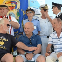 Foto Nicoloro G. 15/08/2016 Cervia ( Ravenna ) Ventiquattresima edizione di ' Cervia, la spiaggia ama il libro ', manifestazione che culmina il giorno di Ferragosto con il tradizionale sbarco degli scrittori sulla spiaggia a bordo di antiche imbarcazioni. nella foto da sinistra Italo Cucci, Maurizio Ferrini e Raoul Casadei.