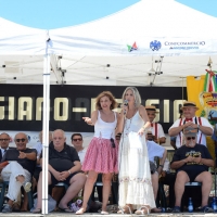 Foto Nicoloro G. 15/08/2016 Cervia ( Ravenna ) Ventiquattresima edizione di \' Cervia, la spiaggia ama il libro \', manifestazione che culmina il giorno di Ferragosto con il tradizionale sbarco degli scrittori sulla spiaggia a bordo di antiche imbarcazioni. nella foto la scrittrice Antonella Boralevi presente con il libro \' Gli uomini e l\' amore \', a sinistra, intervistata dalla giornalista Francesca Cantiani.