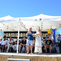 Foto Nicoloro G. 15/08/2016 Cervia ( Ravenna ) Ventiquattresima edizione di \' Cervia, la spiaggia ama il libro \', manifestazione che culmina il giorno di Ferragosto con il tradizionale sbarco degli scrittori sulla spiaggia a bordo di antiche imbarcazioni. nella foto il comico e scrittore Maurizio Ferrini presente con il libro \' O No ?\' intervistato dalla giornalista Francesca Cantiani.