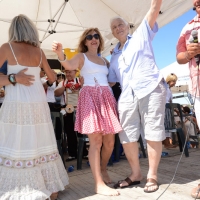 Foto Nicoloro G. 15/08/2016 Cervia ( Ravenna ) Ventiquattresima edizione di ' Cervia, la spiaggia ama il libro ', manifestazione che culmina il giorno di Ferragosto con il tradizionale sbarco degli scrittori sulla spiaggia a bordo di antiche imbarcazioni. nella foto la scrittrice Antonella Boralevi con il presidente dei Sommeliers italiani Terenzio Medri.