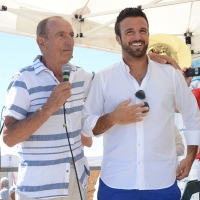Foto Nicoloro G. 15/08/2016 Cervia ( Ravenna ) Ventiquattresima edizione di ' Cervia, la spiaggia ama il libro ', manifestazione che culmina il giorno di Ferragosto con il tradizionale sbarco degli scrittori sulla spiaggia a bordo di antiche imbarcazioni. nella foto il musicista Raoul Casadei, a sinistra, e il sindaco di Cervia Luca Coffari.