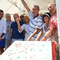 Foto Nicoloro G. 15/08/2016 Cervia ( Ravenna ) Ventiquattresima edizione di ' Cervia, la spiaggia ama il libro ', manifestazione che culmina il giorno di Ferragosto con il tradizionale sbarco degli scrittori sulla spiaggia a bordo di antiche imbarcazioni. nella foto Raoul Casadei, che in questa giornata ha festeggiato il suo 79 compleanno.