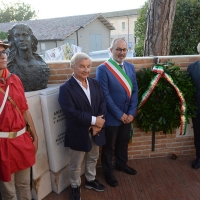 Foto Nicoloro G. 04/08/2017 Mandriole ( Ravenna ) Commemorazione della morte di Anita Garibaldi avvenuta il 04/08/1849 nella Fattoria Guiccioli in localita\' Mandriole. nella foto le autorita\' da sinistra Giannantonio Mingozzi, presidente Fondazione Museo del Risorgimento, Eugenio Fusignani, vicesindaco di Ravenna, e Lorenzo Cottignoli, presidente Federazione delle Cooperative, proprietaria della fattoria Guiccioli, depongono una corona sul monumento ad Anita Garibaldi.