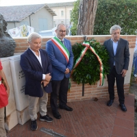 Foto Nicoloro G. 04/08/2017 Mandriole ( Ravenna ) Commemorazione della morte di Anita Garibaldi avvenuta il 04/08/1849 nella Fattoria Guiccioli in localita\' Mandriole. nella foto le autorita\' da sinistra Giannantonio Mingozzi, presidente Fondazione Museo del Risorgimento, Eugenio Fusignani, vicesindaco di Ravenna, e Lorenzo Cottignoli, presidente Federazione delle Cooperative, proprietaria della fattoria Guiccioli, depongono una corona sul monumento ad Anita Garibaldi.