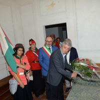 Foto Nicoloro G. 04/08/2017 Mandriole ( Ravenna ) Commemorazione della morte di Anita Garibaldi avvenuta il 04/08/1849 nella Fattoria Guiccioli in localita\' Mandriole. nella foto Lorenzo Cottignoli, presidente Federazione delle Cooperative, proprietaria della fattoria Guiccioli, depone un mazzo di rose nella stanza dove mori\' Anita.