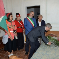 Foto Nicoloro G. 04/08/2017 Mandriole ( Ravenna ) Commemorazione della morte di Anita Garibaldi avvenuta il 04/08/1849 nella Fattoria Guiccioli in localita\' Mandriole. nella foto Lorenzo Cottignoli, presidente Federazione delle Cooperative, proprietaria della fattoria Guiccioli, depone un mazzo di rose nella stanza dove mori\' Anita.