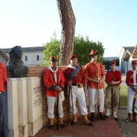 Foto Nicoloro G. 04/08/2016 loc. Mandriole ( Ravenna ) Commemorazione della morte di Anita Garibaldi avvenuta il 04/08/1849 nella Fattoria Guiccioli in località Mandriole ( Ravenna ). nella foto picchetto di garibaldini in costume davanti al monumento ad Anita Garibaldi.