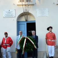 Foto Nicoloro G. 04/08/2016 loc. Mandriole ( Ravenna ) Commemorazione della morte di Anita Garibaldi avvenuta il 04/08/1849 nella Fattoria Guiccioli in località Mandriole ( Ravenna ). nella foto la deposizione di una corona davanti al monumento di Anita Garibaldi da parte del vice sindaco di Ravenna Eugenio Fusignani e di Lorenzo Cottignoli, presidente della Federazione delle Cooperative Ravenna proprietaria della Fattoria Guiccioli.