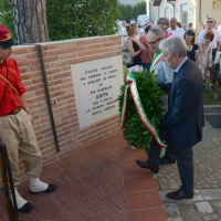 Foto Nicoloro G. 04/08/2016 loc. Mandriole ( Ravenna ) Commemorazione della morte di Anita Garibaldi avvenuta il 04/08/1849 nella Fattoria Guiccioli in località Mandriole ( Ravenna ). nella foto la deposizione di una corona davanti al monumento di Anita Garibaldi da parte del vice sindaco di Ravenna Eugenio Fusignani e di Lorenzo Cottignoli, presidente della Federazione delle Cooperative Ravenna proprietaria della Fattoria Guiccioli.