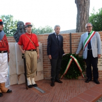 Foto Nicoloro G. 04/08/2016 loc. Mandriole ( Ravenna ) Commemorazione della morte di Anita Garibaldi avvenuta il 04/08/1849 nella Fattoria Guiccioli in località Mandriole ( Ravenna ). nella foto la deposizione di una corona davanti al monumento di Anita Garibaldi da parte del vice sindaco di Ravenna Eugenio Fusignani e di Lorenzo Cottignoli, presidente della Federazione delle Cooperative Ravenna proprietaria della Fattoria Guiccioli.