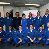 Foto Nicoloro G. 23/06/2016 Milano Prologo alla diciassettesima edizione de \' La Milanesiana \' con l\' intervento dell\' equipaggio delle Frecce Tricolori. nella foto il gruppo della pattuglia acrobatica con lo scrittore Edoardo Nesi e Elisabetta Sgarbi.