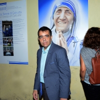 Foto Nicoloro G. 25/08/2016 Rimini Settima ed ultima giornata della trentasettesima edizione del Meeting di Rimini che ha per titolo ' Tu sei un bene per me '. Inaugurata dal Capo dello Stato questa manifestazione si svolge per sette giorni tra incontri, dibattiti, mostre. nella foto Marcilio Haddad Andrino, l' ingegnere miracolato del Brasile, visita la mostra su Madre Teresa.