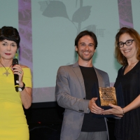 Foto Nicoloro G. 27/06/2017 Milano 18° edizione de ' La Milanesiana ' che quest' anno ha per tema ' Paura e Coraggio '. nella foto la scrittrice Dana Spiotta riceve il Premio Fernanda Pivano.