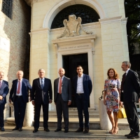 Foto Nicoloro G. 14/09/2018 Ravenna Continua l\' ottava edizione di \' Dante 2021 \' il festival dedicato al Sommo Poeta e che quest\' anno ha come titolo \' con l\' animo che vince ogne battaglia \'. L\' evento, voluto dalla Fondazione Cassa di Risparmio di Ravenna con la direzione artistica dell\' Accademia della Crusca, culminera\' nel 2021, ricorrenza del settimo centenario della morte del Poeta. nella foto di gruppo davanti alla tomba di Dante con al centro Antonio Tajani, Antonio Patuelli e il sindaco Michele De Pascale.