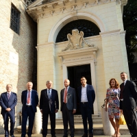 Foto Nicoloro G. 14/09/2018 Ravenna Continua l\' ottava edizione di \' Dante 2021 \' il festival dedicato al Sommo Poeta e che quest\' anno ha come titolo \' con l\' animo che vince ogne battaglia \'. L\' evento, voluto dalla Fondazione Cassa di Risparmio di Ravenna con la direzione artistica dell\' Accademia della Crusca, culminera\' nel 2021, ricorrenza del settimo centenario della morte del Poeta. nella foto di gruppo davanti alla tomba di Dante con al centro Antonio Tajani, Antonio Patuelli e il sindaco Michele De Pascale.