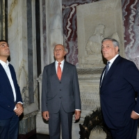 Foto Nicoloro G. 14/09/2018 Ravenna Continua l\' ottava edizione di \' Dante 2021 \' il festival dedicato al Sommo Poeta e che quest\' anno ha come titolo \' con l\' animo che vince ogne battaglia \'. L\' evento, voluto dalla Fondazione Cassa di Risparmio di Ravenna con la direzione artistica dell\' Accademia della Crusca, culminera\' nel 2021, ricorrenza del settimo centenario della morte del Poeta. nella foto da sinistra il Sindaco Michele De Pascale, Antonio Patuelli e Antonio Tajani all\' interno della tomba di Dante.