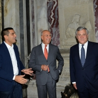 Foto Nicoloro G. 14/09/2018 Ravenna Continua l' ottava edizione di ' Dante 2021 ' il festival dedicato al Sommo Poeta e che quest' anno ha come titolo ' con l' animo che vince ogne battaglia '. L' evento, voluto dalla Fondazione Cassa di Risparmio di Ravenna con la direzione artistica dell' Accademia della Crusca, culminera' nel 2021, ricorrenza del settimo centenario della morte del Poeta. nella foto da sinistra il Sindaco Michele De Pascale, Antonio Patuelli e Antonio Tajani all' interno della tomba di Dante.