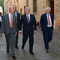 Foto Nicoloro G. 14/09/2018 Ravenna Continua l' ottava edizione di ' Dante 2021 ' il festival dedicato al Sommo Poeta e che quest' anno ha come titolo ' con l' animo che vince ogne battaglia '. L' evento, voluto dalla Fondazione Cassa di Risparmio di Ravenna con la direzione artistica dell' Accademia della Crusca, culminera' nel 2021, ricorrenza del settimo centenario della morte del Poeta. nella foto da sinistra il presidente ABI Antonio Patuelli, il presidente Parlamento Europeo Antonio Tajani e Ernesto Giuseppe Alfieri, presidente Fondazione Cassa Risparmio Ravenna.
