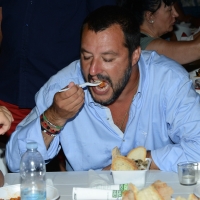 Foto Nicoloro G. 29/07/2017 Cervia ( Ravenna ) Comizio del segretario federale della Lega Nord alla Festa Nazionale Lega Nord Romagna. nella foto Matteo Salvini assaggia un cappelletto.