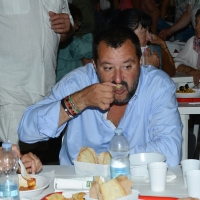Foto Nicoloro G. 29/07/2017 Cervia ( Ravenna ) Comizio del segretario federale della Lega Nord alla Festa Nazionale Lega Nord Romagna. nella foto Matteo Salvini alle prese con un piatto di vongole.