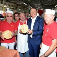 Foto Nicoloro G. 03/09/2017 Ravenna Il segretario del PD interviene alla Festa dell' Unita' e pranza con alcune centinaia di persone. nella foto Matteo Renzi alle prese con una piadina tra i volontari.