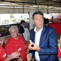 Foto Nicoloro G. 03/09/2017 Ravenna Il segretario del PD interviene alla Festa dell' Unita' e pranza con alcune centinaia di persone. nella foto Matteo Renzi alle prese con una piadina tra i volontari.