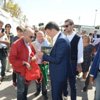 Foto Nicoloro G. 03/09/2017 Ravenna Il segretario del PD interviene alla Festa dell' Unita' e pranza con alcune centinaia di persone. nella foto Matteo Renzi al suo arrivo firma una copia del suo libro.