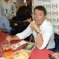 Foto Nicoloro G. 03/09/2017 Ravenna Il segretario del PD interviene alla Festa dell' Unita' e pranza con alcune centinaia di persone. nella foto Matteo Renzi sbocconcella una piadina in attesa del pranzo.