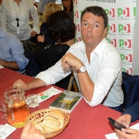 Foto Nicoloro G. 03/09/2017 Ravenna Il segretario del PD interviene alla Festa dell' Unita' e pranza con alcune centinaia di persone. nella foto Matteo Renzi sbocconcella una piadina in attesa del pranzo.