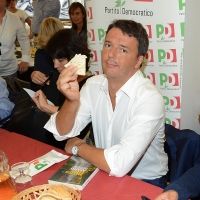 Foto Nicoloro G. 03/09/2017 Ravenna Il segretario del PD interviene alla Festa dell\' Unita\' e pranza con alcune centinaia di persone. nella foto Matteo Renzi sbocconcella una piadina in attesa del pranzo.