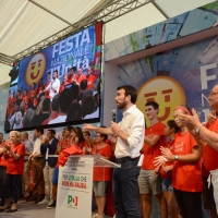Foto Nicoloro G. 09/09/2018 Ravenna Serata di chiusura della Festa Nazionale de l' Unita'. nella foto il segretario nazionale del PD Maurizio Martina circondato sul palco da numerosi volontari.