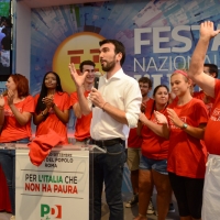 Foto Nicoloro G. 09/09/2018 Ravenna Serata di chiusura della Festa Nazionale de l' Unita'. nella foto il segretario nazionale del PD Maurizio Martina circondato sul palco da numerosi volontari.