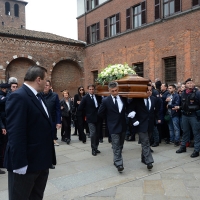 Foto Nicoloro G. 05/04/2016 Milano Si sono svolti nella Basilica di Sant\' Ambrogio i funerali del campione di calcio Cesare Maldini. nella foto l\' uscita del feretro seguito dai familiari più stretti.