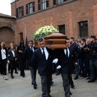Foto Nicoloro G. 05/04/2016 Milano Si sono svolti nella Basilica di Sant\' Ambrogio i funerali del campione di calcio Cesare Maldini. nella foto l\' uscita del feretro seguito dai familiari più stretti.