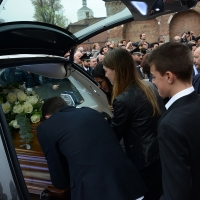 Foto Nicoloro G. 05/04/2016 Milano Si sono svolti nella Basilica di Sant' Ambrogio i funerali del campione di calcio Cesare Maldini. nella foto il dolore dei nipoti del campione scomparso.