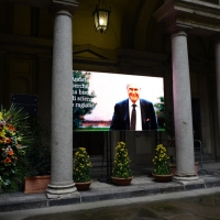 Foto Nicoloro G. 11/11/2016 Milano Nella sala Alessi di palazzo Marino si e' svolto in forma laica il funerale dell' oncologo Umberto Veronesi. nella foto il maxischermo posto nel cortile di palazzo Marino per permettere di seguire la ceriminia a quanti non sono riusciti ad entrare nella strapiena sala Alessi.
