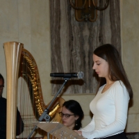 Foto Nicoloro G. 11/11/2016 Milano Nella sala Alessi di palazzo Marino si e' svolto in forma laica il funerale dell' oncologo Umberto Veronesi. nella foto due altre nipoti , una legge una poesia accompagnata all' arpa dall' altra.