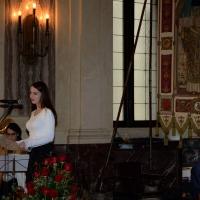 Foto Nicoloro G. 11/11/2016 Milano Nella sala Alessi di palazzo Marino si e' svolto in forma laica il funerale dell' oncologo Umberto Veronesi. nella foto due altre nipoti , una legge una poesia accompagnata all' arpa dall' altra.