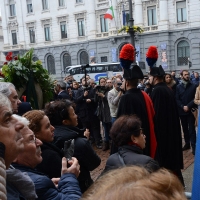 Foto Nicoloro G. 11/11/2016 Milano Nella sala Alessi di palazzo Marino si e' svolto in forma laica il funerale dell' oncologo Umberto Veronesi. nella foto il feretro lascia palazzo Marino tra una folla straripante.