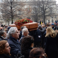 Foto Nicoloro G. 11/11/2016 Milano Nella sala Alessi di palazzo Marino si e' svolto in forma laica il funerale dell' oncologo Umberto Veronesi. nella foto il feretro lascia palazzo Marino tra una folla straripante.