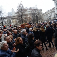 Foto Nicoloro G. 11/11/2016 Milano Nella sala Alessi di palazzo Marino si e' svolto in forma laica il funerale dell' oncologo Umberto Veronesi. nella foto il feretro lascia palazzo Marino tra una folla straripante.